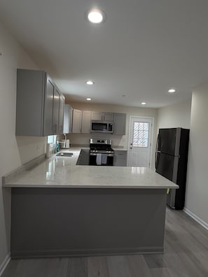 Fridge, microwave, oven, stovetop - ✨ Newly Remodeled 3BR Home Sleeps 6 Family Friendly (Elgin)