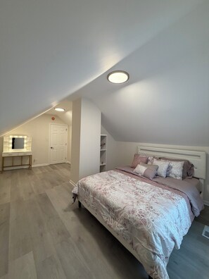 3 bedrooms, iron/ironing board, free WiFi - Charming 3-bedroom house in beautiful Elgin with AC (Elgin)