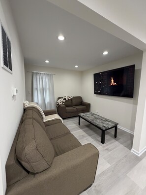 Smart TV - ✨ Newly Remodeled 3BR Home Sleeps 6 Family Friendly (Elgin)