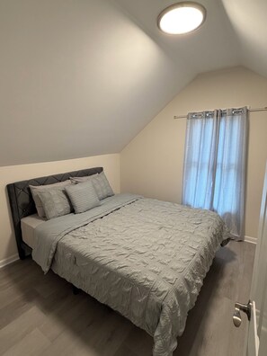 3 bedrooms, iron/ironing board, free WiFi - Charming 3-bedroom house in beautiful Elgin with AC (Elgin)