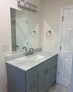 Toallas, jabón, papel de baño 