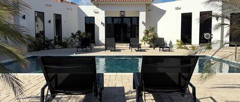 Una piscina al aire libre