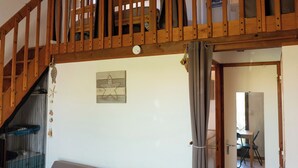 Una escalera de madera con vistas a una habitación inferior.
