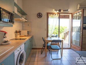 Frigorífic, microones, placa de cuina i cafetera i tetera 