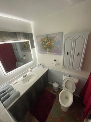 Towels, toilet paper - Spacious 4-bedroom house in peaceful Martinez near Masters Tournament (Martinez)