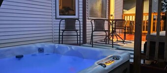 Pine Barrens Lake Retreat Next to Beach w/ Hot Tub