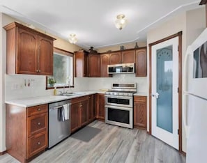 Coffee/tea maker, fridge, microwave, oven