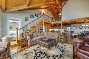 Living area - *NEW* Incredible Views | 4BR | Firepit | Gameroom (Monroe)