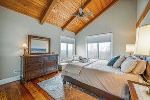 Room - *NEW* Incredible Views | 4BR | Firepit | Gameroom (Monroe)