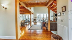 Un intérieur spacieux avec des poutres apparentes, un coin cuisine et un espace repas.