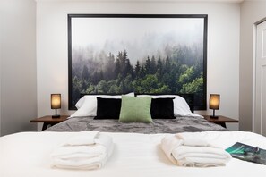 Travel cot, free WiFi, bed sheets - Family Retreat: HotTub Sauna Pool & Beach Access Pets Arcade Games Weber Traeger (Bellaire)