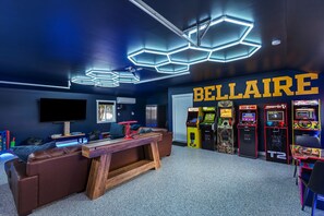 Games room - Family Retreat: HotTub Sauna Pool & Beach Access Pets Arcade Games Weber Traeger (Bellaire)