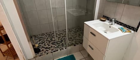 Dusche, Handtücher, Toilettenpapier