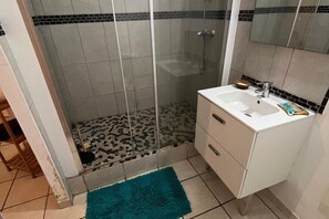 Bathroom - Vrbo Property (Ducos)