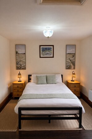 2 bedrooms, iron/ironing board, WiFi