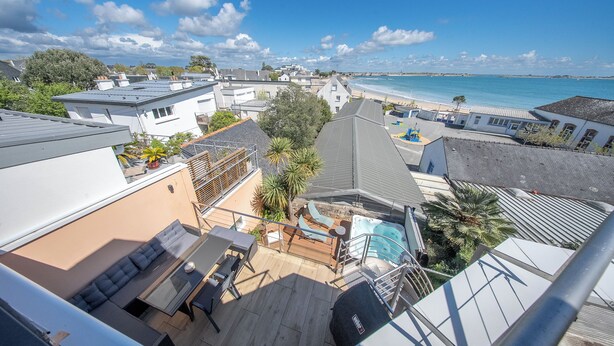 A rooftop terrace with a pool, seating, and a view of the beach. - Villa pieds dans l'eau - vue mer & jacuzzi (Larmor-Plage)