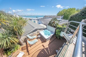 Outdoor spa tub - Villa pieds dans l'eau - vue mer & jacuzzi (Larmor-Plage)