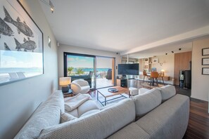 TV, books - Villa pieds dans l'eau - vue mer & jacuzzi (Larmor-Plage)