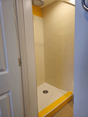 Secadora de cabello, toallas, jabón, papel de baño 