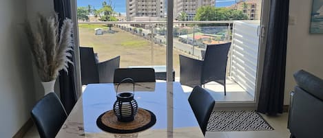 Huoneisto, 2 makuuhuonetta, esteetön, parveke | Ruokailu