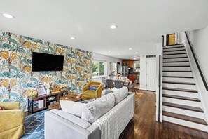 Smart TV - Historic Alexandria's Chic 4BR Retreat off Duke St (Alexandria)