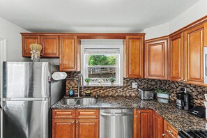 Fridge, microwave, oven, stovetop - Stay in Historic Alexandria's Chic 4BR-5 Beds Home (Alexandria)