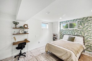 4 bedrooms, desk, iron/ironing board, free WiFi - Historic Alexandria's Chic 4BR Retreat off Duke St (Alexandria)
