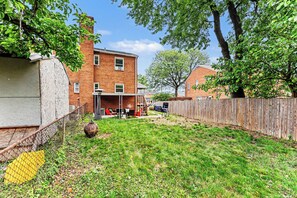 Property grounds - Historic Alexandria's Chic 4BR Retreat off Duke St (Alexandria)