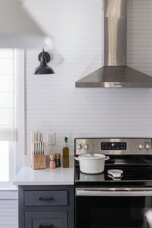 Private kitchen - Near Benning, Steps to Riverwalk/Bibb Mill, 2 Kings, Queen Sofa Bed, Sleeps 6 (Columbus)