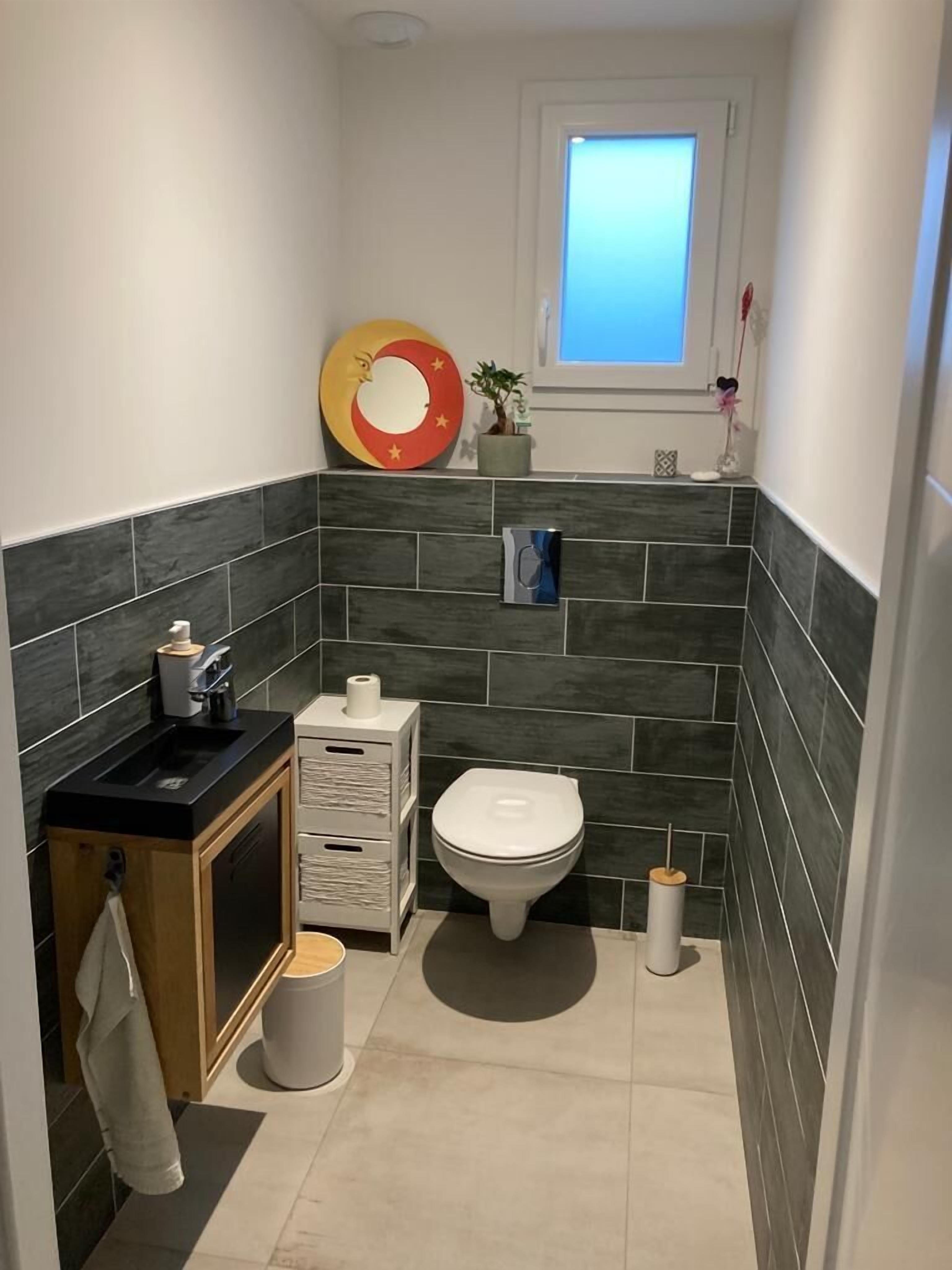 Douche, séchoir à cheveux, serviettes fournies, papier de toilette