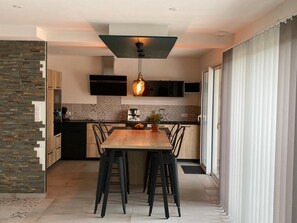 Dining - Rooms near Le Mans 24H circuit & A11 (Saint-Georges-du-Bois)