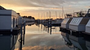 Un port de plaisance avec des bateaux amarrés, une eau calme et un ciel dégagé.