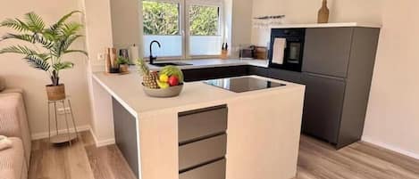 Fridge, oven, stovetop, dishwasher