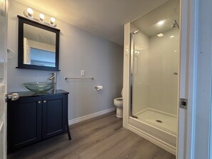 Bathroom - Beautiful Waterfront Apartment – Quispamsis, NB (Quispamsis)