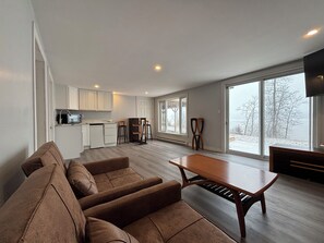 Living area - Beautiful Waterfront Apartment – Quispamsis, NB (Quispamsis)