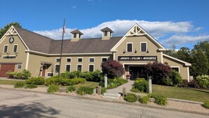 Un edificio con un letrero que dice 'Tamworth Distilling & Mercantile' y un asta con la bandera estadounidense.