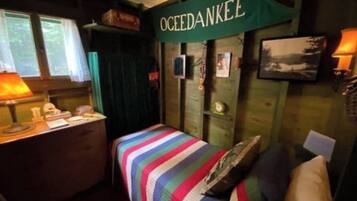 5 bedrooms, desk, iron/ironing board, WiFi (free)