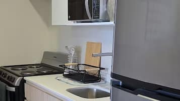Fridge, microwave, oven, coffee/tea maker