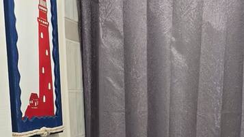 Douche, sèche-cheveux, serviettes fournies, savon