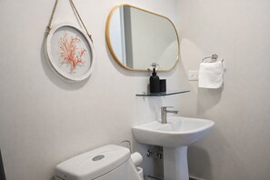 Douche, sèche-cheveux, serviettes fournies, savon