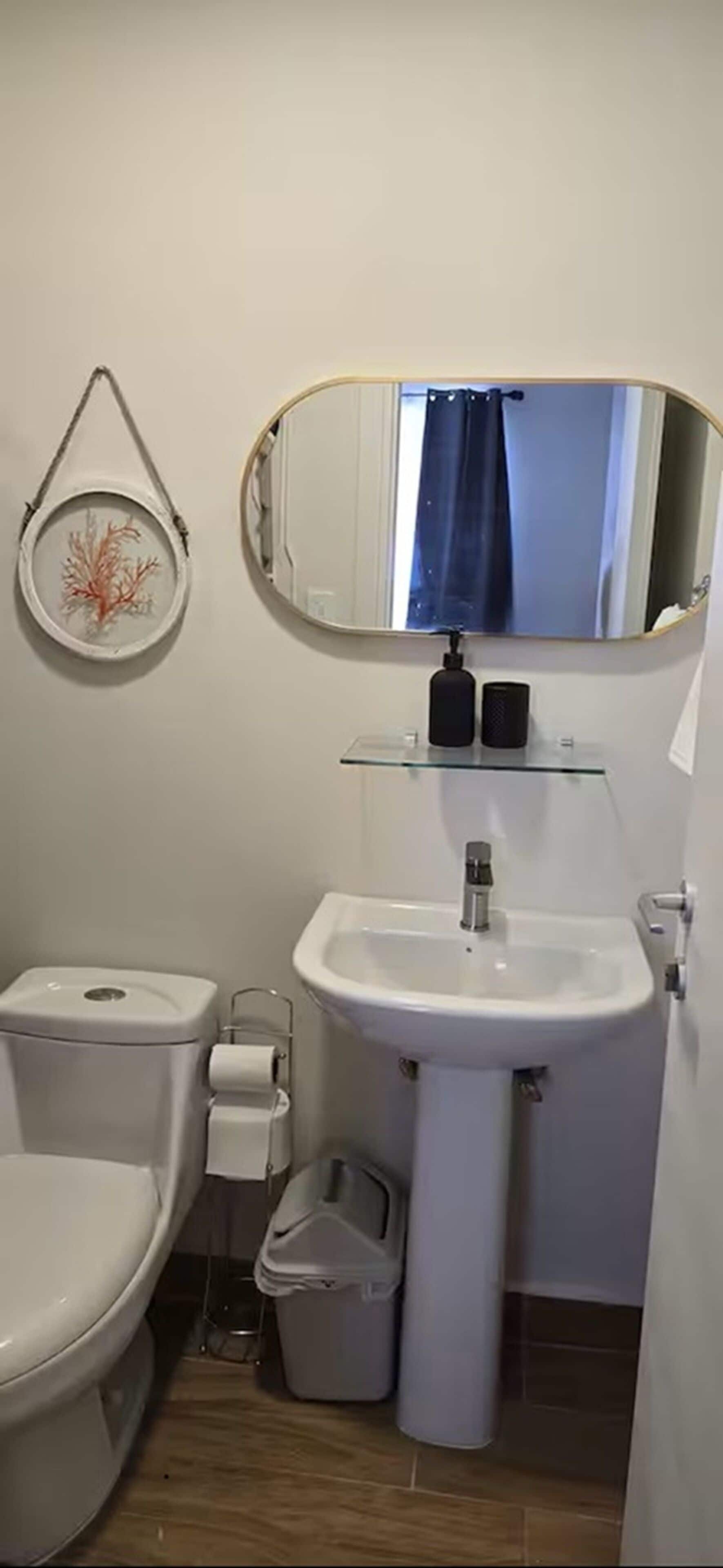 Douche, sèche-cheveux, serviettes fournies, savon