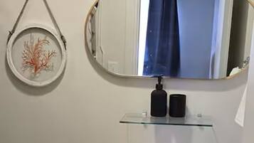 Douche, sèche-cheveux, serviettes fournies, savon