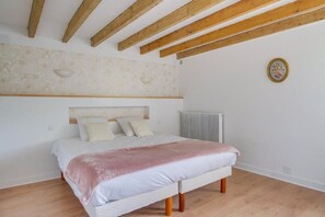 3 bedrooms, iron/ironing board, bed sheets