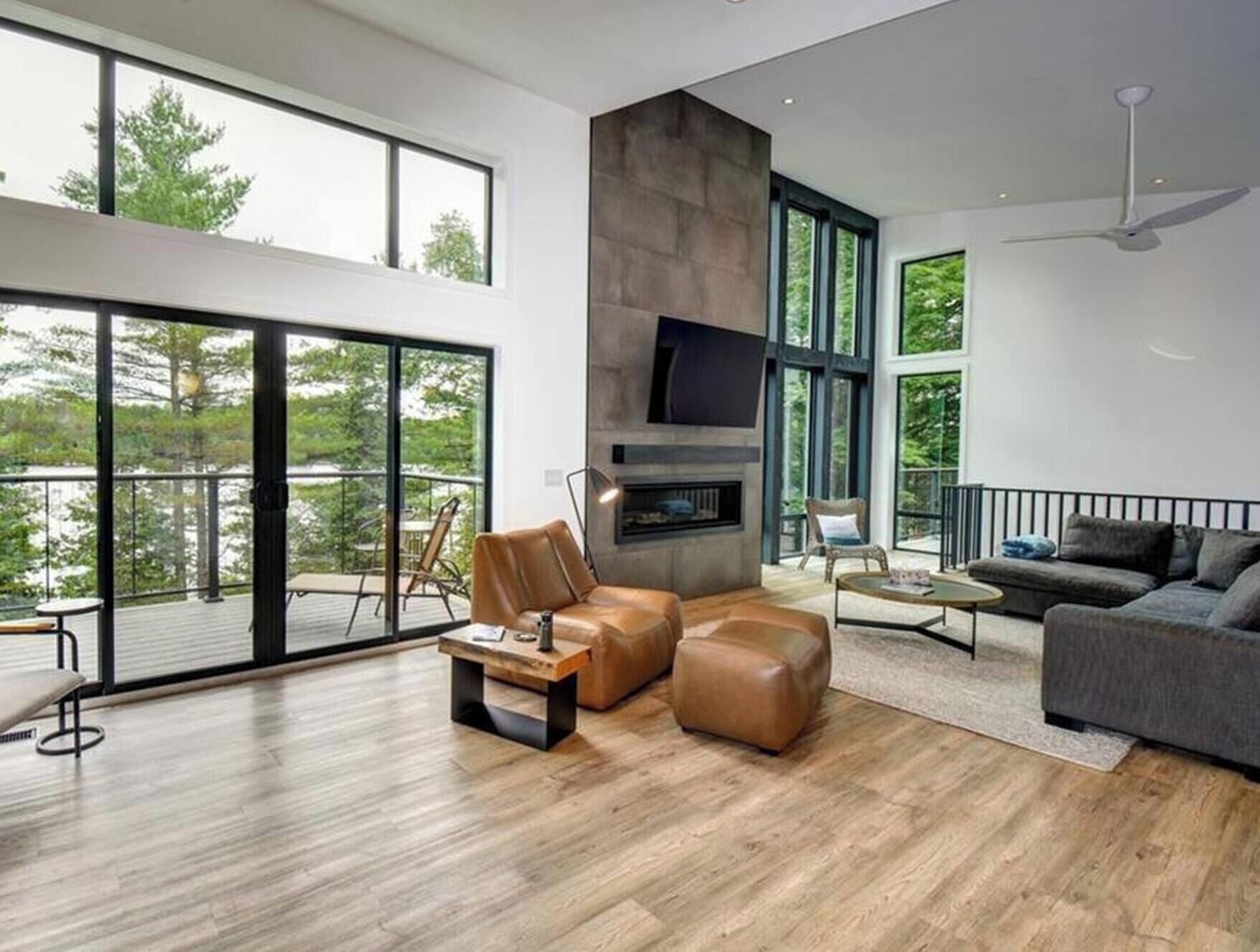 House, 6 Bedrooms, Balcony, Lake View | Living room | Books