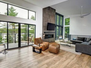 Casa, 6 habitaciones, balcón, vista al lago | Sala de estar | Libros 
