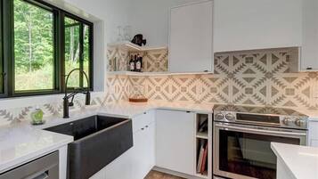 House, 6 Bedrooms, Balcony, Lake View | Interior