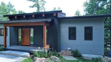 House, 6 Bedrooms, Balcony, Lake View | Exterior