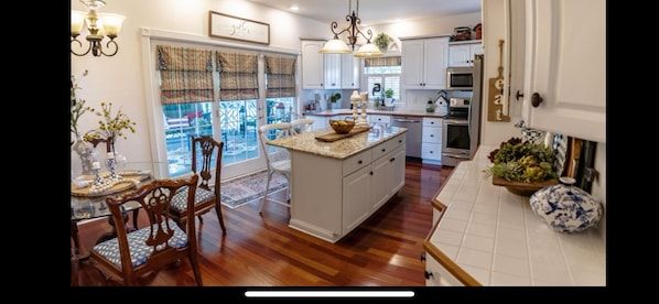 Private kitchen - Private Lake Retreat Near Lake Cumberland Marina – Sleeps 10 / 20 Secluded Acres (Russell Springs)