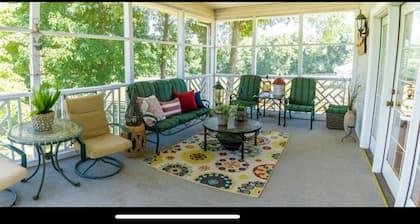 RuneStone Ranch: Lake Cumberland Private Upper Level
Home in Russell Springs, KY