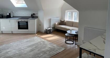 Modern Flat | Parking | Work Friendly